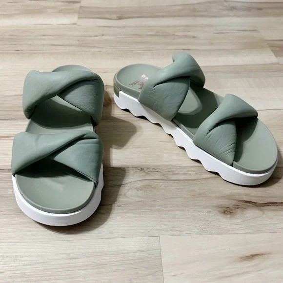 SOREL Viibe™ Twist Slide Sandal in Safari Green Stone Size 12